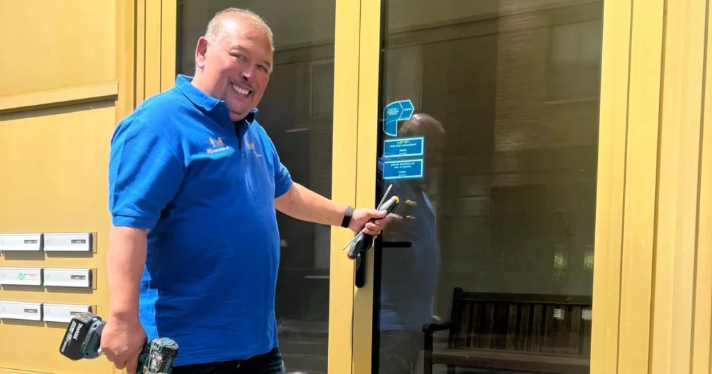 Slotenmaker van AS Slotenmaker opent de toegangsdeur van een pand na een buitensluiting