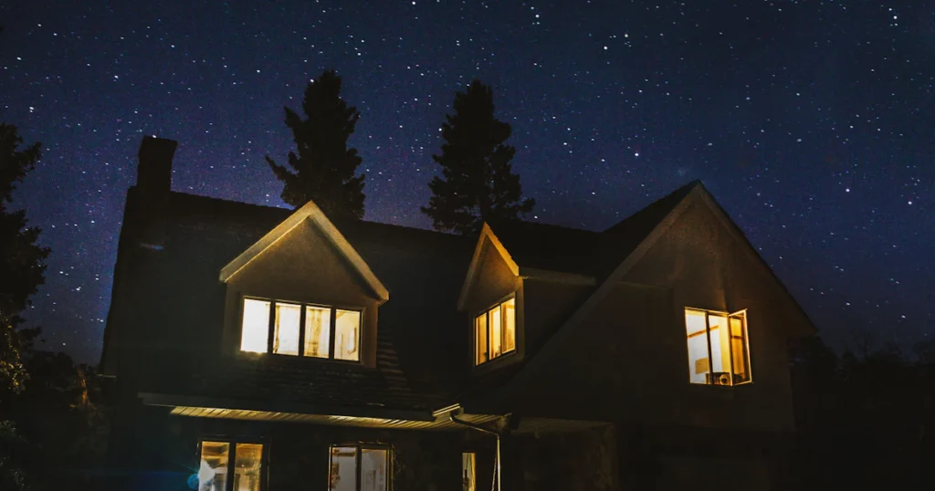 Verlicht woonhuis in het donker tijdens de wintermaanden