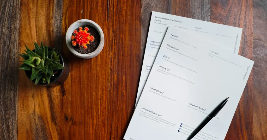 Offerte met pen op tafel voor werkzaamheden van een slotenmaker
