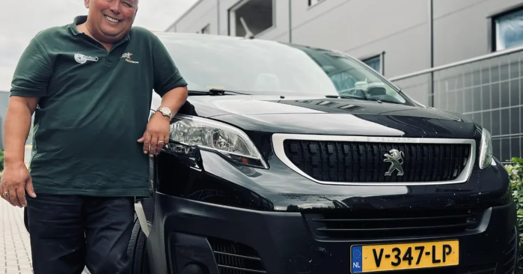 Slotenmaker van AS Slotenmaker bij zijn bedrijfsbus, klaar voor een klus in de regio Breda