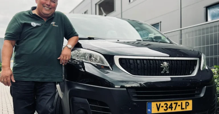 Slotenmaker van AS Slotenmaker bij zijn bedrijfsbus, klaar voor een klus in de regio Breda