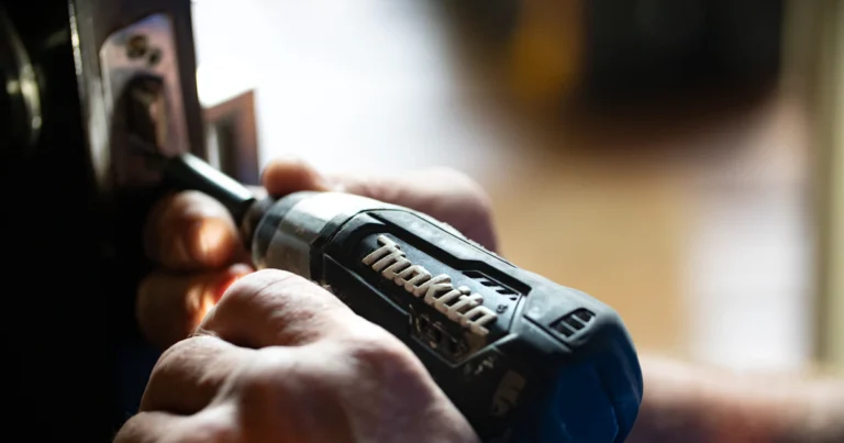 Accuboormachine wordt gebruikt bij een reparatie aan een deur