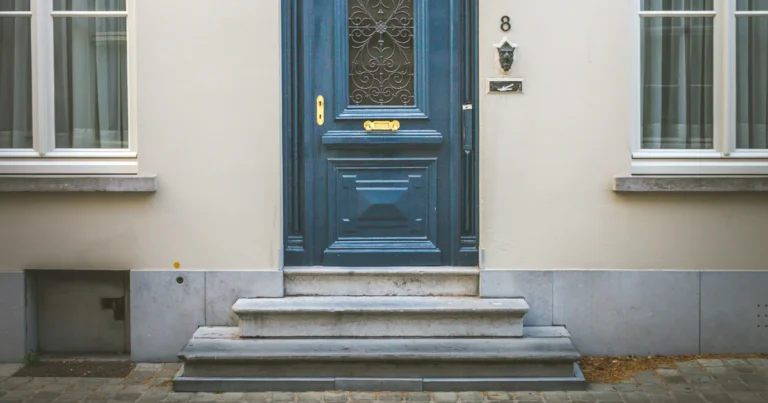 Blauwe voordeur van een woning met een brievenbus in het deurblad