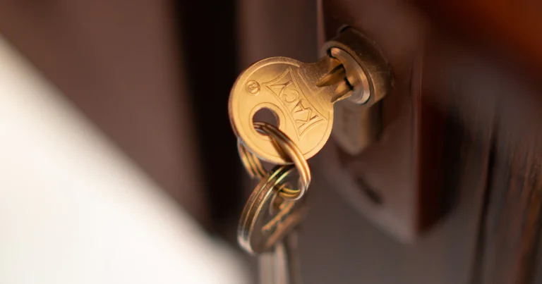 Sleutel in het cilinderslot van een houten voordeur, van dichtbij